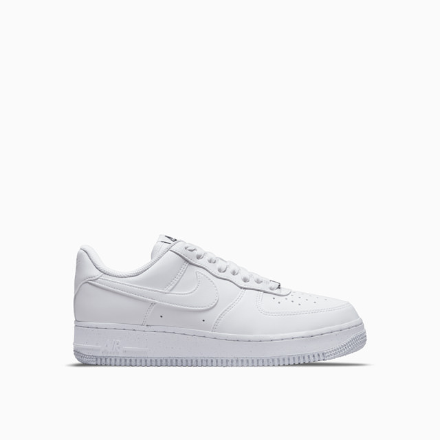 NIKE: SNEAKERS NIKE AIR FORCE 1 '07 NEXT NATURE (W) DC9486-101